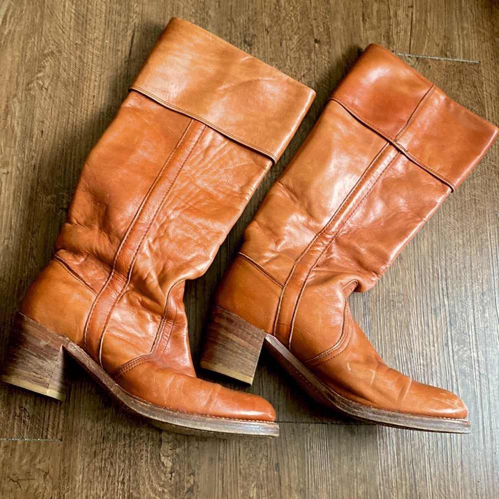 I am selling a pair of Woman’s handmade Frye boots made in the USA.